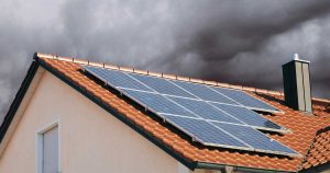 Ein Haus mit PV Anlage unter einem Sturm