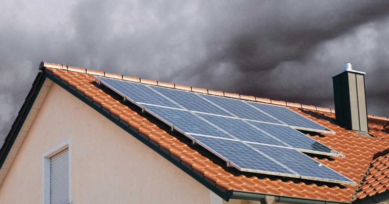 Ein Haus mit PV Anlage unter einem Sturm
