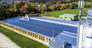 Eine große Photovoltaikanlage auf einem Gewerbegebäude.