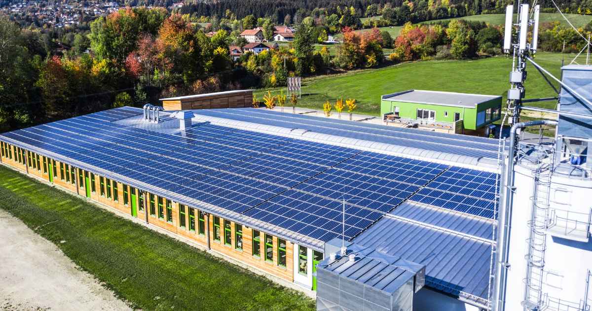 Eine große Photovoltaikanlage auf einem Gewerbegebäude.